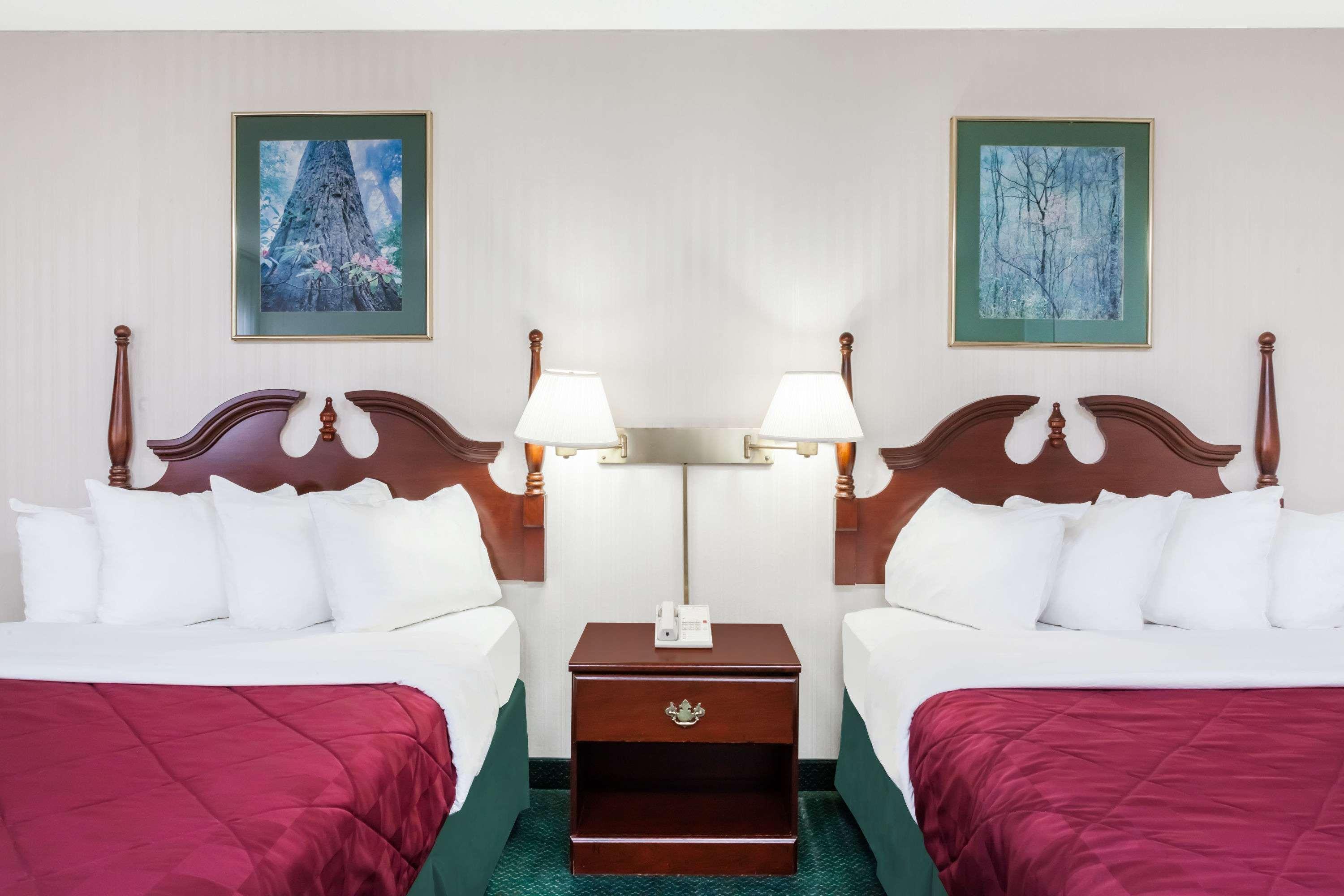 เบย์มอนต์ บาย วินด์แฮม ควีนส์เบอรี/เลคจอร์จ Hotel ภายนอก รูปภาพ