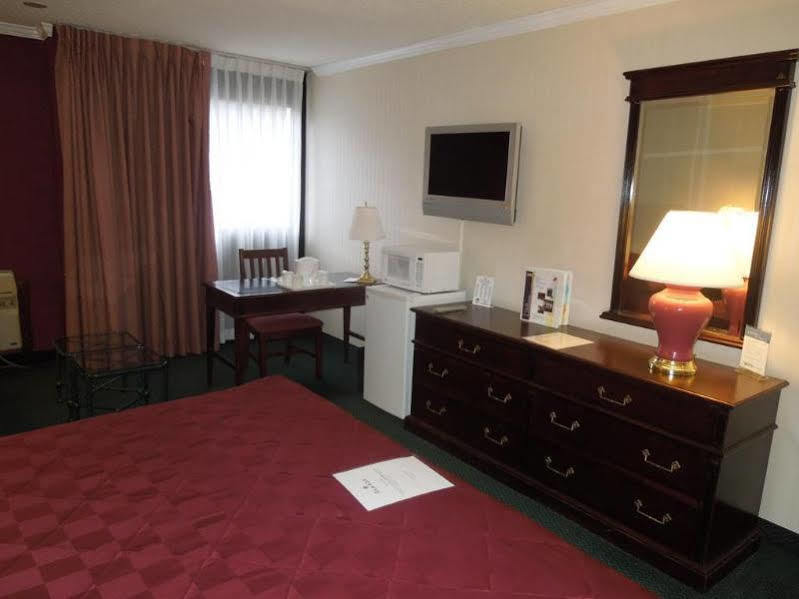 เบย์มอนต์ บาย วินด์แฮม ควีนส์เบอรี/เลคจอร์จ Hotel ภายนอก รูปภาพ