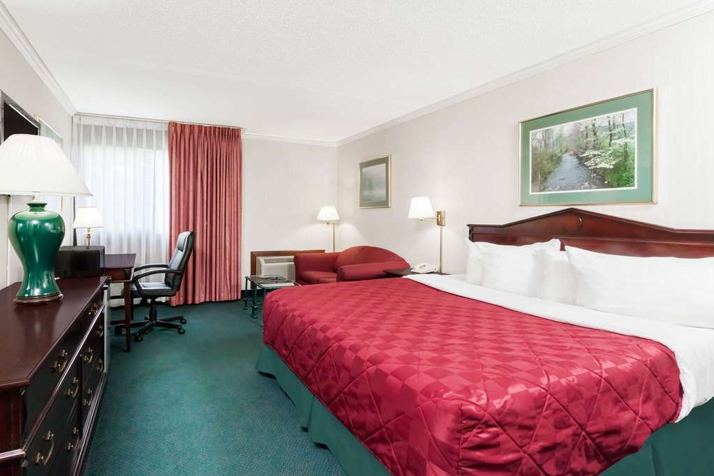 เบย์มอนต์ บาย วินด์แฮม ควีนส์เบอรี/เลคจอร์จ Hotel ภายนอก รูปภาพ